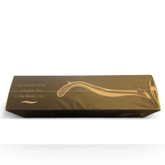 Beauty ORA Microneedle Face Roller
System .25mm NEW in Sealed Box - Picture 7 of 7